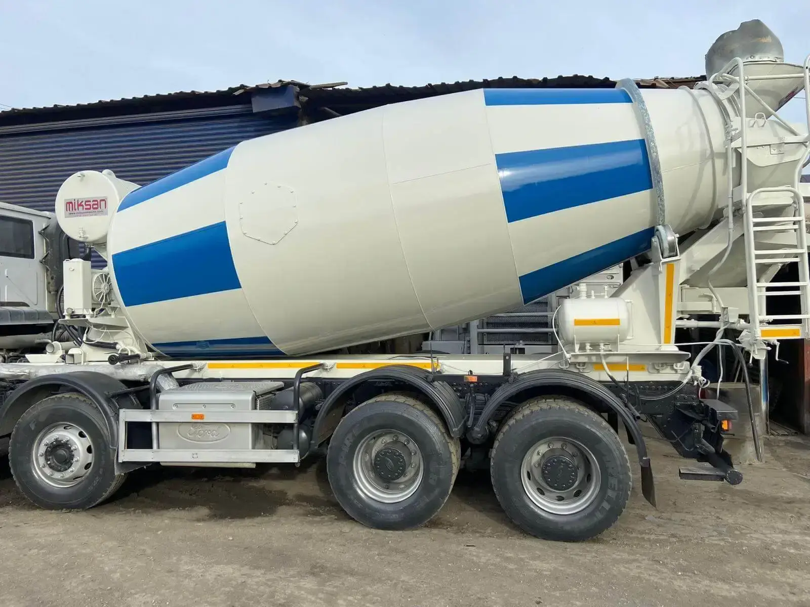 Beton mikseri kazanı için astar ve boya uygulaması