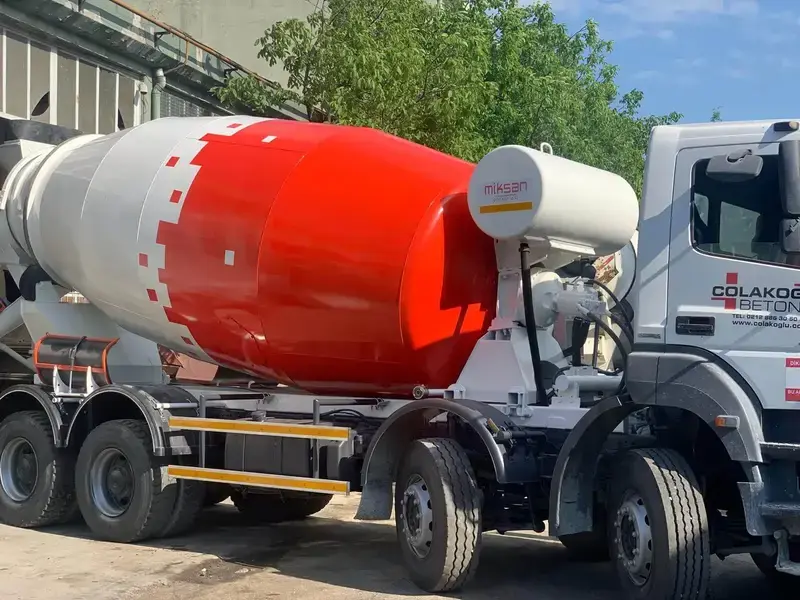 Miksan atölyesinde yeni nesil transmikser üretimi ve beton mikseri montajı